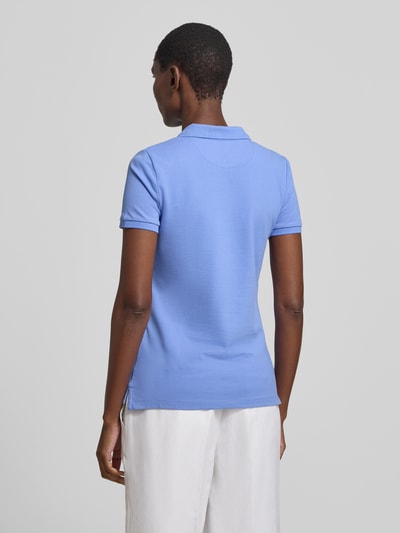 Frauenmodel trägt Slim Fit Poloshirt mit Knopfleiste von Christian Berg Woman aus Baumwoll-Elasthan-Mix, Seitenschlitze, Rückenlänge 62 cm, Ganzkörperansicht Rückansicht