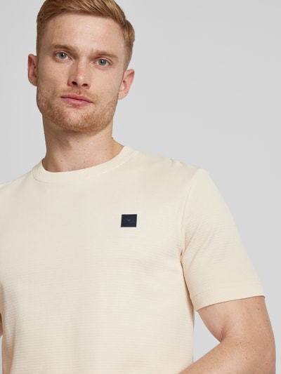 Tom Tailor T-shirt o kroju regular fit z aplikacją z logo Złamany biały 3