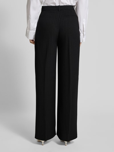 Frauenmodel trägt Weite Hose aus reiner Viskose Modell 'TIANA4' von BOSS mit Nadelstreifenmuster und weitem Bein, Ganzkörperansicht Rückansicht.