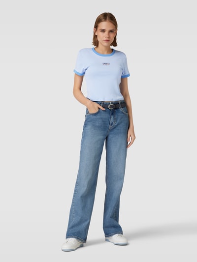 Levi's® Cropped T-Shirt mit Motiv-Patch Hellblau 1