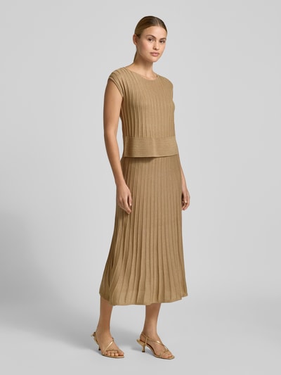 Modelka kobieca nosi Regular Fit Strickkleid aus Viskose-Mix von s.Oliver BLACK LABEL, jednokolorowy, midi, drobny splot, krój regular fit, u-łódkowy dekolt, widok całej sylwetki z przodu.