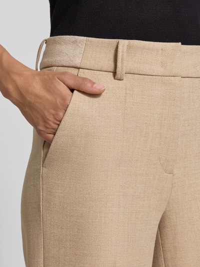 Vrouwenmodel draagt Regular fit chino met mix van viscose en wol model 'CALIFORNIA' van CAMBIO in beige, Dames chino, detailopname