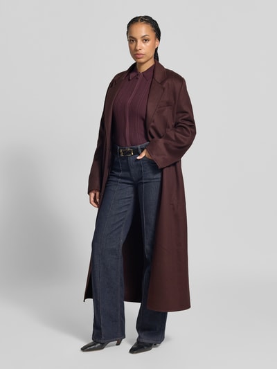 Frauenmodel trägt Funktionsjacke mit Reverskragen Modell 'TAILOREDCOAT' von Victoria Beckham in Unifarbe Matt, Oversized Longline, aus 100% Baumwolle, Knopfdetails, Webware, Ganzkörperansicht von vorne.