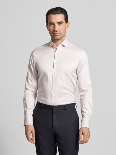 Männermodel trägt Slim Fit Business-Hemd in unifarbenem Design mit Kentkragen von OLYMP Level Five, Reine Baumwolle, Knopfleiste, Ganzkörperansicht von vorne.