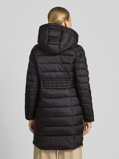 Frauenmodel trägt Steppmantel mit Reißverschlusstaschen und Kapuze von MICHAEL Michael Kors, schwarz, gesteppt, glatte Textur, gerader Schnitt, Kapuze mit Tunnelzug und Kordelstoppern, Reißverschluss, seitliche Reißverschlusstaschen und Reißverschlüsse am Saum, Rückenlänge 87 cm, Szerokość w rozmiarze S: 45 cm ramion, 52 cm biustu, długość rękawa 59 cm, Ganzkörperansicht Rückansicht