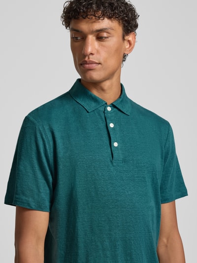 Männermodel trägt Slim Fit Poloshirt aus Leinen-Elasthan-Mix von OLYMP Level Five, Knopfleiste, 1/2-Arm, grün, Nahaufnahme Oberkörper. Rückenlänge bei Größe M: 70 cm.