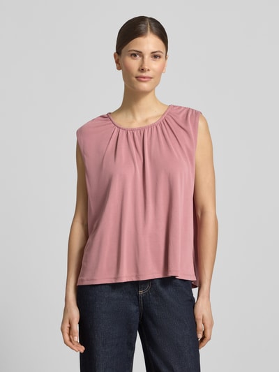Frauenmodel trägt Loose Fit Blusentop aus Modal-Mix Modell 'FILLI' von Vero Moda, Optik: Unifarben, Rundhals-Ausschnitt, Ärmelform: Ohne, Materialverarbeitung: Stretch, Farbe Altrosa, glatte Textur, Ganzkörperansicht von vorne.