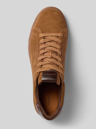 Produktfoto, brauner Sneaker aus echtem Leder Modell 'McJulien' von GANT, glatte und samtige Texturen, Herren Sneaker von GANT