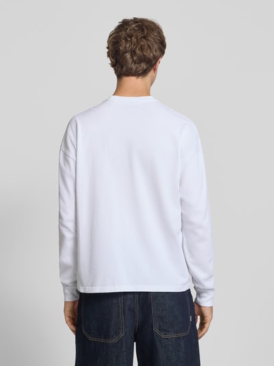 Männermodel trägt Oversized Sweatshirt mit Logo-Stitching Modell 'Rusk' von Pegador aus bawełna, krój oversized fit, Długość tyłu w rozmiarze M: 61 cm, widok całej sylwetki z tyłu