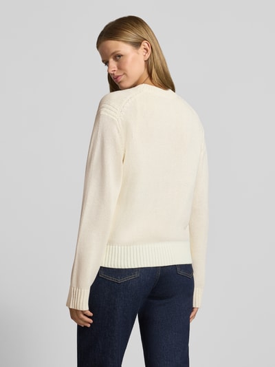 Frauenmodel trägt Relaxed Fit Pullover aus Baumwoll-Mix in Strick-Optik von NOISY MAY, cremefarben mit Rippbündchen, Rückenansicht.