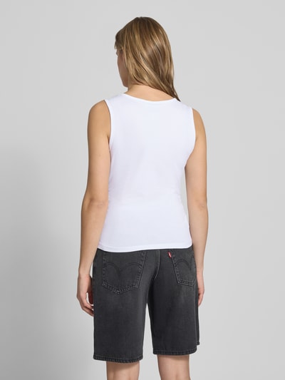 Kobiece model prezentuje top z okrągłym dekoltem model 'MOLLY' od Noisy May, mieszanka bawełny i elastanu, krój slim fit, detal z logo, długość tyłu w rozmiarze S: 52 cm, widok całej sylwetki z tyłu.