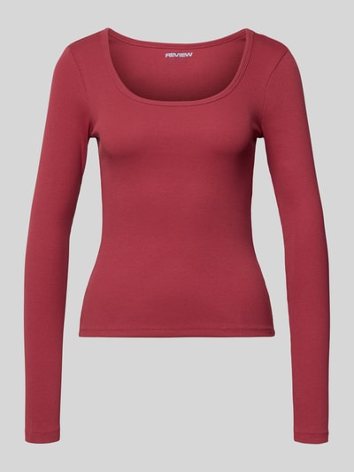 Produktfoto, Slim Fit Longsleeve mit tiefen Rundhalsausschnitt von Review, Damen Longsleeve im rötlichen Ton, Strukturmuster, elastischer Baumwoll-Mix, Rückenlänge 50 cm bei Größe S