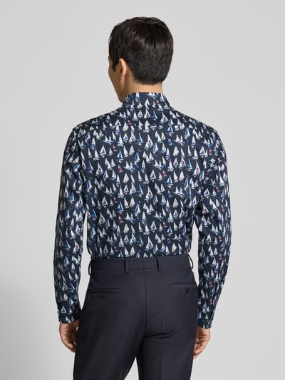 Männermodel trägt Regular Fit Business-Hemd mit Kentkragen von ETERNA, Allover-Motiv-Print, reine Baumwolle, Ganzkörperansicht Rückansicht.