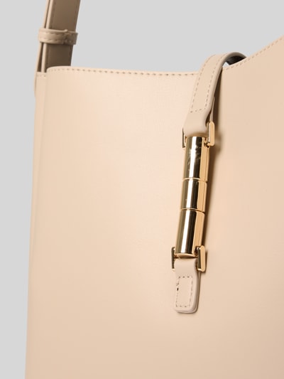 Produktfoto, Crossbody Bag in Leder-Optik Modell 'LOVIISA' von Seidenfelt, cremefarbene glatte Oberfläche, goldene Metallschließe, Hauptfach mit Magnetverschluss, schmaler Trageriemen, Maße: Breite 30 cm, Länge 30 cm, Tiefe 12 cm, Länge Schulterriemen 60 cm.