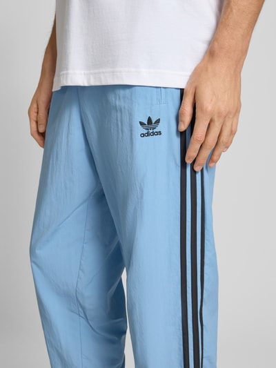 adidas Originals Spodnie dresowe o kroju regular fit z wyhaftowanym logo model ‘FIREBIRD’ Szaroniebieski 3