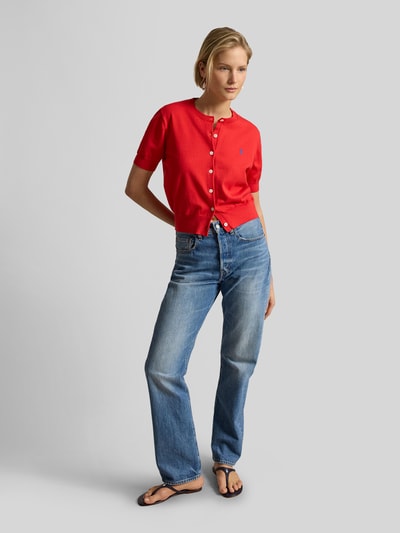 Frauenmodel trägt Slim Fit Strickjacke aus Baumwoll-Mix von Polo Ralph Lauren in Unifarben Rot mit Rundhalsausschnitt, Ganzkörperansicht von vorne