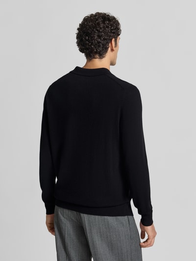 Męski model trägt sweter wełniany z domieszką wełny i kaszmiru 'Wollpullover mit Kaschmir-Anteil' von Christian Berg, mieszanka wełny z kaszmirem, prosty krój, elastyczne wykończenia, dekolt w serek, długość tyłu w rozmiarze M 74 cm, długość rękawów w rozmiarze M 74 cm, czarny, gładka faktura, Ganzkörperansicht Rückansicht.