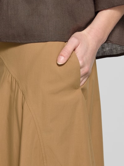 Frauenmodel trägt Ausgestellter Maxi-Rock aus reiner Baumwolle Modell 'ZATTERA' von Weekend Max Mara, Optik: Unifarben, Popeline, Nahaufnahme Oberkörper.