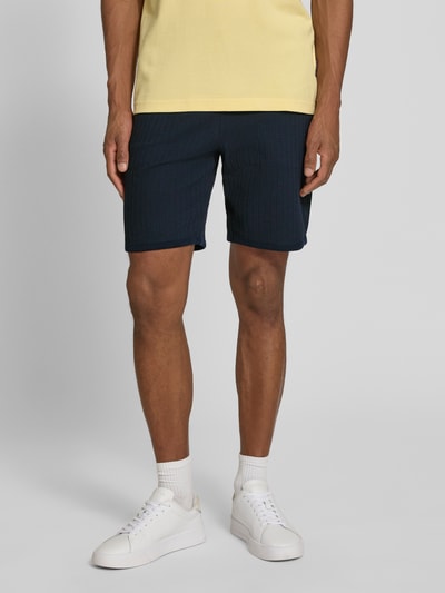 Männermodel trägt Shorts mit Strukturmuster und elastischem Bund von bugatti in Dunkelblau, reine Baumwolle, Regular Fit, Nahaufnahme Oberschenkel.