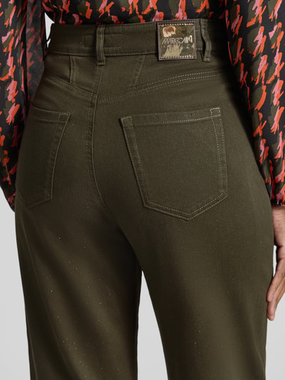 Vrouwenmodel draagt Relaxed Fit Jeans uit katoenmix van Marc Cain, glanzend, steekzakken, high waist, detailopname achterkant.