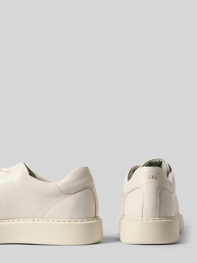 Produktfoto, Sneaker aus echtem Leder mit Logo-Detail Modell 'Sound' von DIGEL, biała fakturowana skóra, zaokrąglony kształt, sznurowanie, wysokość obcasa 3 cm, wysokość cholewki 8 cm, szerokość w rozmiarze 44: 10 cm