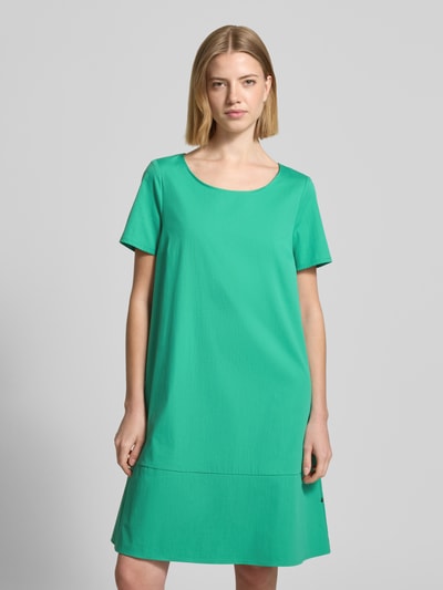 Frauenmodel trägt Minikleid mit rückseitigem Knopfverschluss von ROBE LÉGÈRE in Grün, A-Linie, Baumwoll-Mix, Ganzkörperansicht von vorne.