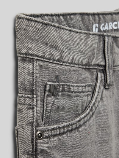 Produktfoto, graue kinder Shorts aus Reine Baumwolle in Denim-Optik mit Logo-Patch und 5-Pocket-Design, Straight Fit, Modell 'Jaysen' von Garcia, sichtbarer Knopf- und Reißverschluss, Bundweite 32 cm, Innenbeinlänge 27 cm, Größe 140.
