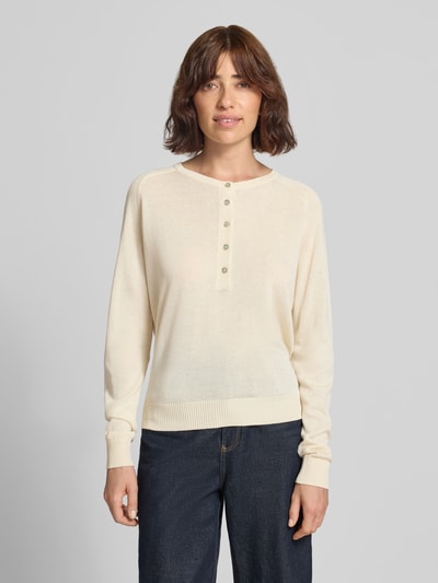 Frauenmodel trägt Henley-Shirt mit Knopfleiste von Jake*s Casual, leicht cremefarben, Regular Fit, Leinen-Mix, Ganzkörperansicht von vorne
