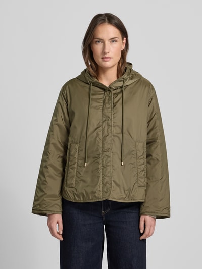 Kobiety model nosi Relaxed Fit Funktionsjacke mit Woll-Füllung Modell 'AGRESTE' od Weekend Max Mara, oliwkowa, kaptur, długie rękawy, logo, wodoodporna, gładka tekstura, widok całej sylwetki z przodu.