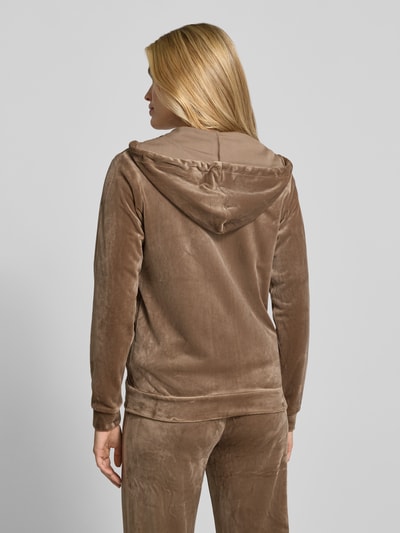 Männermodel trägt Twinset mit Känguru-Tasche Modell 'MITZA SET' von b.young in Braun, samtige Textur, krój regular fit, Ganzkörperansicht Rückansicht