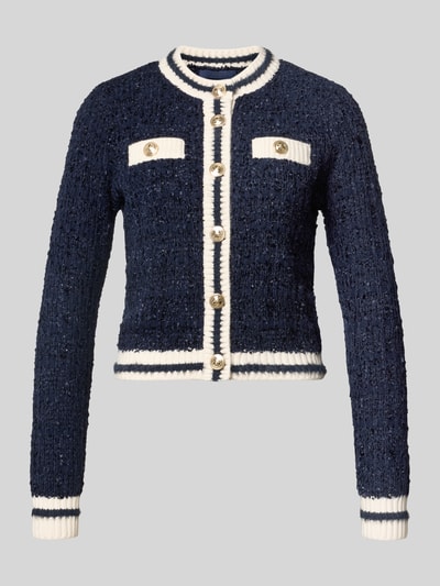 Produktfoto, Slim Fit Strickjacke mit Knopfleiste van GUESS, donkerblauw met witte contraststrepen, geribbelde boorden, decoratieve knopen, imitatie borstzakken, dames strickjacke met ronde hals, context: Slim Fit, volledige knoopsluiting, geribbelde afwerking, ruglengte maat S 41 cm, mouwlengte maat S 65 cm