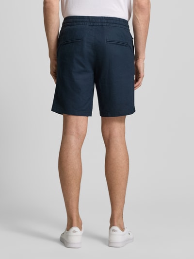 Männermodel trägt Shorts aus Leinen-Baumwoll-Mix Modell 'barton' von Matinique in Dunkelblau, Regular-Fit, elastischer Bund, Ganzkörperansicht Rückansicht. Bundweite 43 cm, Innenbeinlänge 21 cm, Tunnelzug.