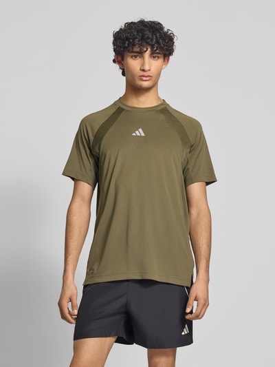 Männermodel trägt Herren T-Shirt adidas Sport T-Shirt von adidas Training in Optik: Unifarben mit Label-Print und Rundhals, Ganzkörperansicht von vorne. Materialverarbeitung: Stretch-Webstruktur, Passform: Regular-Fit, Ärmelform: Kurzarm, mit ADISTRONG, CLIMACOOL und FORMOTION Technologie.