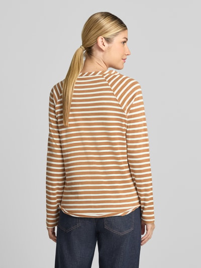 Vrouwenmodel draagt shirt met lange mouwen van puur katoen in recht model met ronde hals en afgeronde zoom van Smith and Soul, ruglengte bij maat S 63 cm, rugaanzicht.