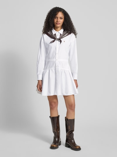 Frauenmodel trägt Tailliertes Blusenkleid aus reiner Baumwolle von Polo Ralph Lauren, Optik: Unifarben, Mini-Länge, Ganzkörperansicht von vorne.