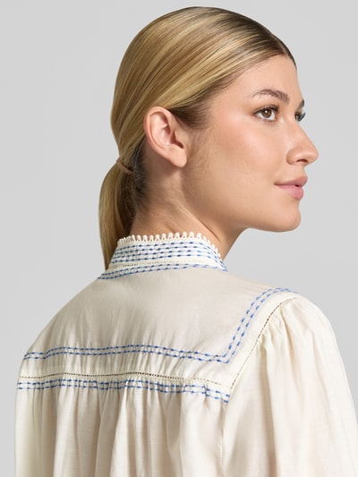 Frauenmodel trägt Bluse mit Viskose-Anteil und Mao-Kragen Modell 'HARUKA' von b.young, helle Farbe mit blauen Nähten, Nahaufnahme Rückansicht, Baumwoll-Mix, Regular Fit, KI-modifiziertes Bild.