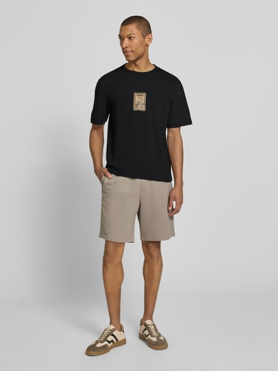 Männermodel trägt Regular Fit T-Shirt aus reiner Baumwolle Modell 'DOBUL' von HUGO, unifarben, Rundhals, kurzarm, Feinripp, Ganzkörperansicht von vorne.