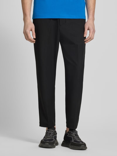 Männermodel trägt Tapered Fit Anzughose aus bügelleichtem Material Modell 'T_CONVERT' von BOSS Green, look: effen, regular fit, sluiting: tunnelkoord, lengte: kort, persplooien, sneldrogend, geïntegreerd kaartetui, zij-steekzakken, 4-weg stretch materiaalverwerking. Detailaufnahme Unterkörper.