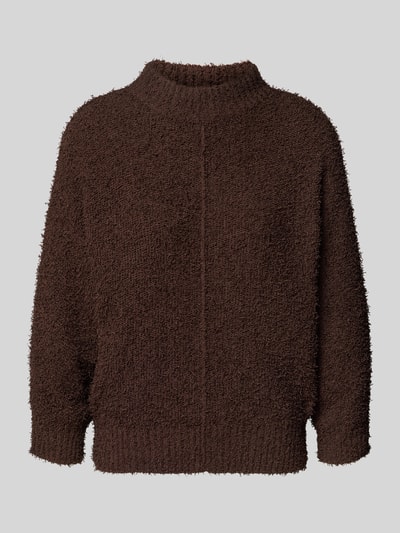 Produktfoto, brauner Pullover mit kleinem Stehkragen, geradem Schnitt und gerippten Abschlüssen, Materialmix von OPUS, Modell 'Punew'.