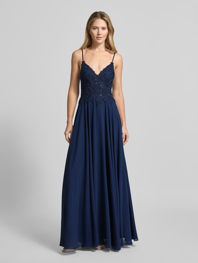 Kobiece model prezentuje Regular Fit Abendkleid mit Strasssteinbesatz od Mascara, obszycie koronką, krój regular fit, lekka linia a, cienkie ramiączka, obszycie z kamieni stras, półprzezroczysty materiał, wszyty zamek błyskawiczny, długość tyłu w rozmiarze 36: 17 cm, szerokość klatki piersiowej w rozmiarze 36: 34 cm, widok całej sylwetki z przodu