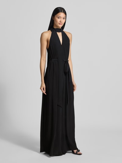 Frauenmodel trägt Regular Fit Jumpsuit aus reiner Viskose Modell 'Chiva' von Ted Baker, ärmellos, tailliert, tiefschwarz, Ganzkörperansicht von vorne.
