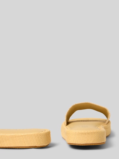 Produktfoto, Sandalette mit Label-Stitching von Guess in Beige mit Strukturmuster, abgerundete Spitze, Schlupfform, Absatzhöhe 3 cm, Schaftweite 7 cm