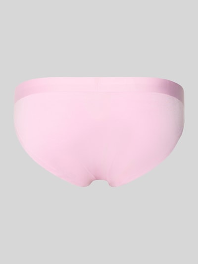Frauenmodel trägt Slip aus Viskose-Elasthan-Mix Modell 'SMARTOUCH' von Skiny in zartem Rosa, körpernahe Passform, Ganzkörperansicht Rückansicht.