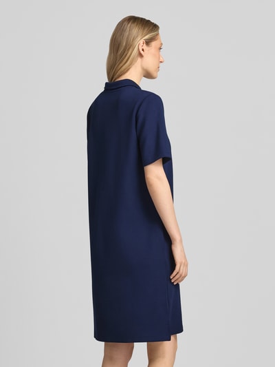 Frauenmodel trägt Polokleid mit kurzem Reißverschluss von Christian Berg Woman in Dunkelblau, Material-Mix mit Modal-Anteil, Gerader-Schnitt, Midikleid, Polokragen, Rückenlänge bei Größe S 96 cm, Brustweite 48 cm, Ärmellänge 25 cm, Ganzkörperansicht Rückansicht.