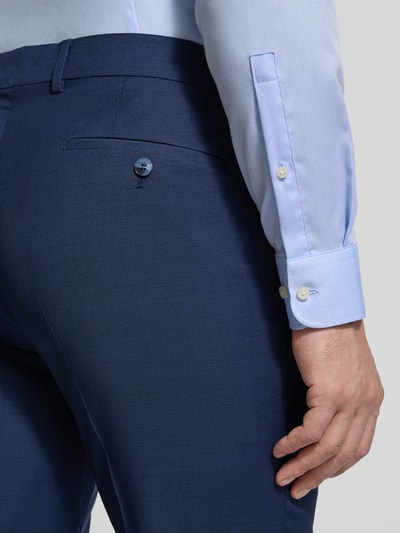 Mężczyznamodel nosi Regular Fit Hose aus Schurwoll-Mix von HECHTER PARIS, odcień niebieski, mieszanka żywej wełny i lnu, zapięcie na guzik i zamek błyskawiczny, zakładki w pasie, szerokość w rozmiarze 50: 44 cm, długość wewnętrzna nogawki w rozmiarze 50: 82 cm, detaliczna tekstura tkaniny, zbliżenie tylnej części spodni