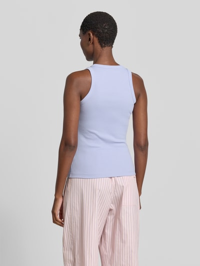 Frauenmodel trägt hellblaues Slim Fit Tank Top aus Baumwoll-Mix Modell 'FRAGOLA' von MAX&Co., Damen Tanktop, Ganzkörperansicht Rückansicht.