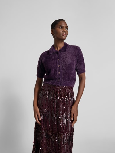 BAUM & PFERDGARTEN Cropped Cardigan in Fell-Optik Pflaume 3