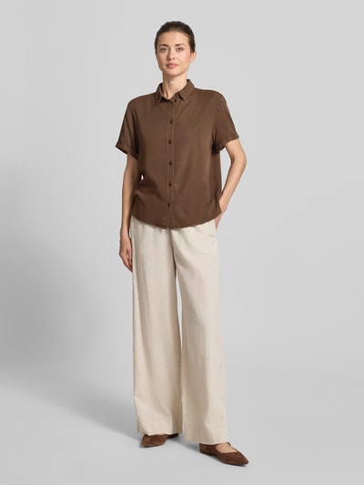 Modelka nosi Regular Fit Hemdbluse mit 1/2-Arm von Jake*s Casual, mieszanka wiskozy, kołnierzyk typu kent, listwa guzikowa, rękaw o dł. 1/2, widok całej sylwetki z przodu