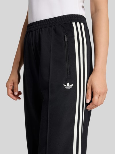 adidas Originals Spodnie dresowe o kroju regular fit z detal z logo Czarny 3