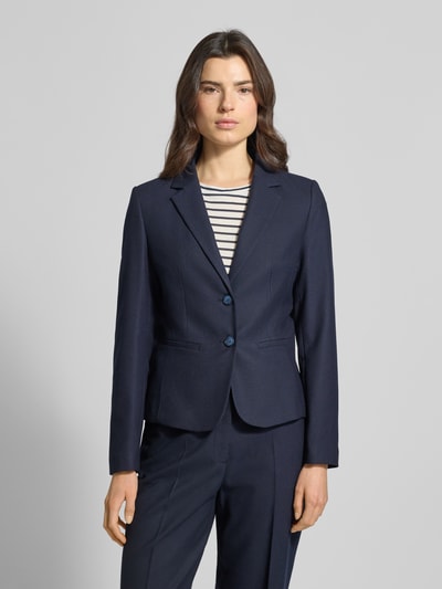 Frauenmodel trägt Slim Fit Blazer mit Reverskragen von More & More, dunkelblau, Material-Mix, Knopfverschluss, Paspeltaschen, Ganzkörperansicht von vorne